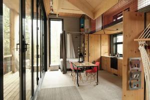 Gallery image of Cabin Zoobox 84 in Eastman