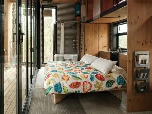 ein Schlafzimmer mit einem Bett in der Mitte eines Hauses in der Unterkunft Cabin Zoobox 84 in Eastman