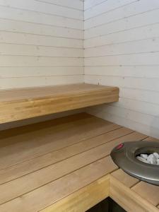 Habitación pequeña con aseo y estante. en Beautiful house in peaceful area, en Vantaa