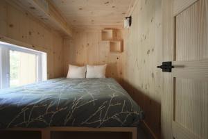 En eller flere senge i et værelse på Cabin Zoobox 89