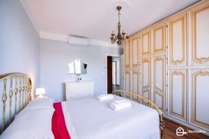 1 dormitorio con 2 camas y lámpara de araña en [Elegant Apartment]-con Free Wi-Fi & A/C, en San Remo