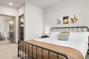 ein Schlafzimmer mit großem Bett und ein Badezimmer in der Unterkunft Stunning Westgate CozySuites by stadium with pool 10 in Glendale