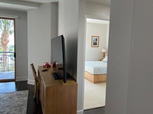 um quarto com uma cama e uma televisão numa cómoda em Glamorous Beverlywood Residence Near EVERYTHING LA em Los Angeles