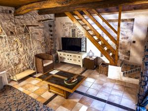 an overhead view of a living room with a tv at Le Jardin aux Sources in Brissac