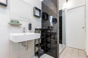 een badkamer met een wastafel en een douche bij FEEL - Palazzo Centrale in Bergamo