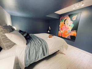 a bedroom with a bed with a painting on the wall at Golf Viwe house in Ottawa