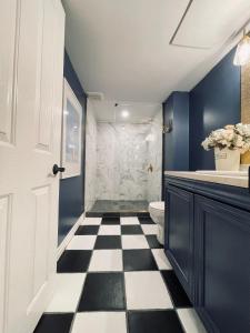 a bathroom with a black and white checkered floor at Golf Viwe house in Ottawa