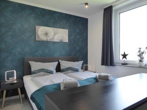 een slaapkamer met een bed en een tafel erin bij Winterberg Cityflair Wifi Pool Sauna 6 Pers PS4 Netflix near Bikepark in Winterberg +42 foto's