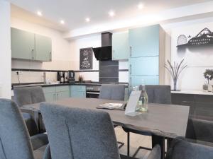 een keuken en eetkamer met een tafel en stoelen bij Winterberg Cityflair Wifi Pool Sauna 6 Pers PS4 Netflix near Bikepark in Winterberg