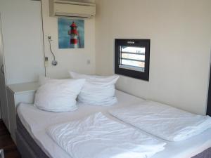 Postel nebo postele na pokoji v ubytování Hausboot Ostsee Boltenhagen - WELL Hausboote LP2