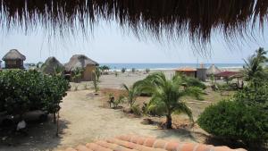 - Vistas a una playa con cabañas y al océano en Hab #11 La Casa del Profe Salo, en Zapote