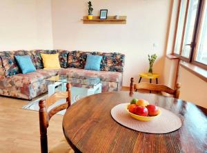 - un salon avec une table et un bol de fruits dans l'établissement Cozy apartment with top view, Wi-Fi & parking, à Stara Zagora