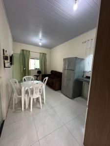 ein Wohnzimmer mit einem Tisch und Stühlen sowie eine Küche in der Unterkunft Flat próx. Rodov. e Aeroporto in Palmas