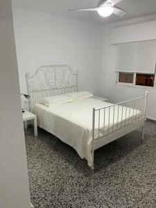 A bed or beds in a room at Apartamento de habitaciones privadas en el centro de Málaga