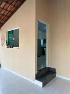 Zimmer mit einer Glastür an einer Wand in der Unterkunft Flat próx. Rodov. e Aeroporto in Palmas