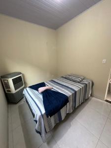 Schlafzimmer mit einem Bett und einem TV in der Unterkunft Flat próx. Rodov. e Aeroporto in Palmas