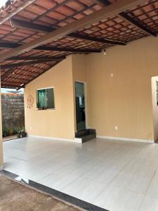 ein großer leerer Raum mit einer Holzdecke in der Unterkunft Flat próx. Rodov. e Aeroporto in Palmas + 20 Fotos