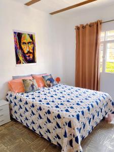 1 dormitorio con 1 cama con una pintura en la pared en Casa Bravo 2, en Cali