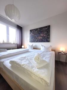 ヴィンターベルクにあるWinterberg Appartement 21088の大きな白いベッド(タオル付)