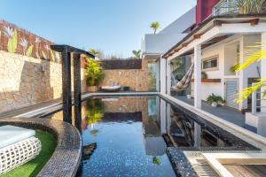 uma piscina no quintal de uma casa em Host Wise - Luxurious House with Private Salt Pool em Ferragudo
