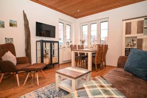 un soggiorno con un divano e un tavolo di Ferienwohnung Veras Kate a Greetsiel