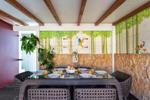 uma mesa com pratos e velas num pátio em Host Wise - Luxurious House with Private Salt Pool em Ferragudo