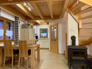 uma cozinha com uma mesa de madeira e um fogão em Feriendorf Via Claudia Ferienhaus Martin em Lechbruck