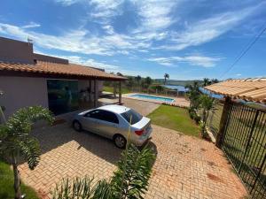 a car parked in the driveway of a house at Rancho em Capitólio-MG in Capitólio