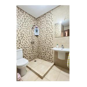 uma casa de banho com um WC e um lavatório em Flat gueliz em Marrakech