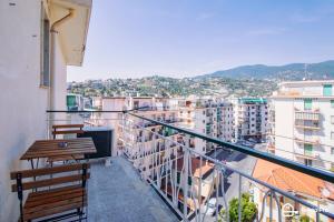 balcón con 2 bancos y vistas a la ciudad en [Elegant Apartment]-con Free Wi-Fi & A/C, en San Remo