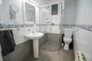 バルセロナにあるBlaiのバスルーム(シンク、シャワー、トイレ付)
