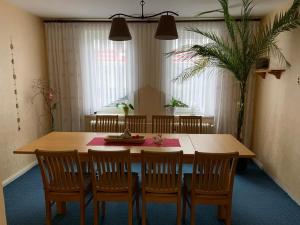 tavolo da pranzo e sedie in una stanza con una pianta di Theo's Bähnli a Braunlage