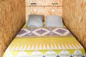 モントルイユにあるBeautiful renovated studio in dynamic neighborhoodの枕2つが備わる小さな部屋のベッド1台分です。