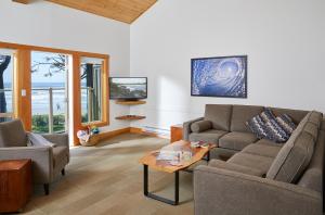 - un salon avec un canapé et une table dans l'établissement Pacific Sands Beach Resort, à Tofino
