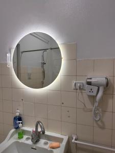La salle de bains est pourvue d'un miroir et d'un lavabo. dans l'établissement Perfect room in Downtown, au Caire