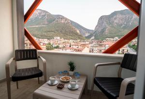 stół i krzesła na balkonie z widokiem w obiekcie GÜL RESİDENCE w mieście Pamukkale