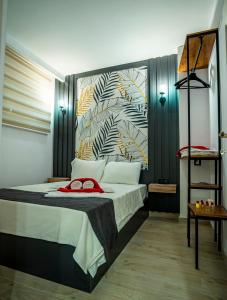 sypialnia z łóżkiem z dużym zagłówkiem w obiekcie GÜL RESİDENCE w mieście Pamukkale