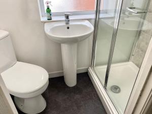 a bathroom with a toilet and a sink and a shower at In Royal Leamington Spa 4 bed with free parking in Leamington Spa