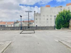 un aparcamiento vacío frente a un edificio en Studio 312 - With Free Parking, en Oporto