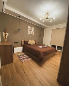 sypialnia z łóżkiem i wentylatorem sufitowym w obiekcie Marsalforn luxurious Apartment w mieście Marsalforn