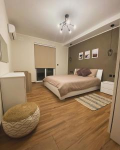 um quarto com uma cama e uma ventoinha de tecto em Marsalforn luxurious Apartment em Marsalforn