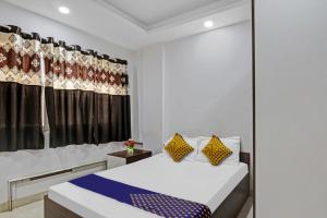 Habitación con 2 camas y ventana en OYO Zois Nest, en Kammasandra