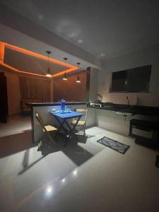 - une cuisine avec une table et des chaises dans la chambre dans l'établissement A Casa, à Maricá