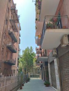 une allée entre deux bâtiments avec balcon dans l'établissement Catania Centre Urban Art B&B, à Catane