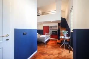 Habitación con cocina y sala de estar con mesa. en Salotto Borbonico, en Nápoles