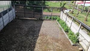 a backyard with a fence and a garden at Cabinas Morpho Gardens in Nuevo Arenal