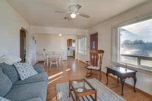 ein Wohnzimmer mit einem Sofa und einem Tisch in der Unterkunft Peaceful Klamath Falls Home with Large Fenced Yard! in Klamath Falls