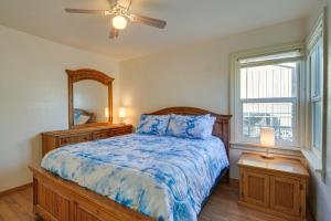 Säng eller sängar i ett rum på Peaceful Klamath Falls Home with Large Fenced Yard!