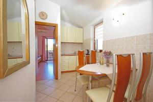 - une cuisine et une salle à manger avec une table et des chaises dans l'établissement Apartment in Zaton (Zadar) with sea view, loggia, air conditioning, Wi-Fi (4810-4), à Zaton