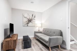 uma sala de estar com um sofá e uma televisão em 14 minutes from downtown, brand new home in Ottawa em Ottawa